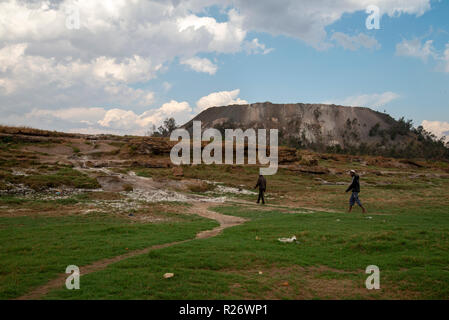 Witbank, Südafrika: Zwei Männer zu Fuß in der Nähe einer Gemeinde von Acid Mine Drainage, Wasserverschmutzung durch den Bergbau betroffen. Dieses Bild ist Teil einer größeren Körper der Arbeit zum historischen Bergbau Umwelt, Wasserressourcen und Gemeinschaften in Südafrika beeinflusst haben. Der Fotograf produzierte auch eine groß angelegte Ausstellung und Buch mit dem Titel "Eine Säure Fluß läuft durch ihn "von wählt dieses Materials. Foto: Eva-Lotta Jansson Stockfoto