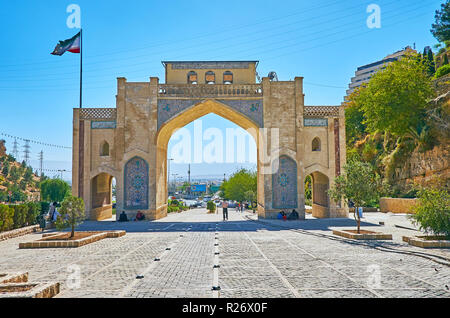 SHIRAZ, IRAN - Oktober 13, 2017: Darvaze Quran Gate ist ein historisches Wahrzeichen der Stadt, gelegen zwischen der Rocky Mountains von Baba und Kouhi Chehel Maqam in Einem Stockfoto