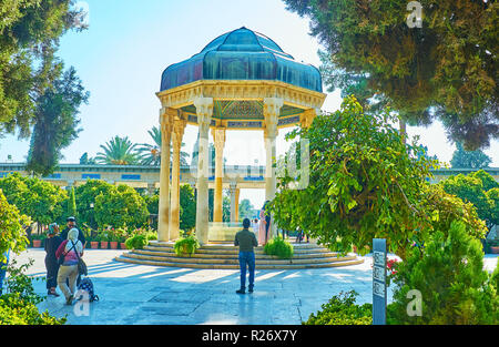 SHIRAZ, IRAN - Oktober 13, 2017: Mussala Gärten und Hafez Grabmal komplex sind bekannte Objekte unter den Einheimischen und Touristen, die den Besuch der Stadt, auf Octob Stockfoto