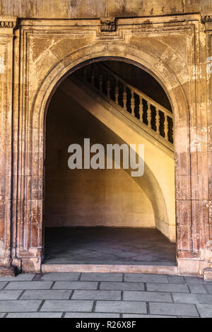 Bogen mit alten maurischen Stuckarbeiten im Alhambra Stockfoto