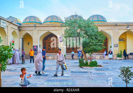 SHIRAZ, IRAN - Oktober 12, 2017: Die Touristen und Iranische Pilger im Innenhof des Imamzadeh Ali Ibn Hamzeh heiligen Schrein, am 12. Oktober in Shiraz Stockfoto