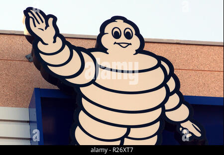 Bibendum man auf der Spitze des Michelin-Hauptgebäudes, Clermont-Ferrand, Auvergne, Massif-Central, Frankreich Stockfoto