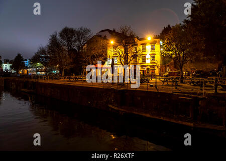 Strauß Pub, Bathurst Becken bei Nacht. Bristol. Großbritannien Stockfoto