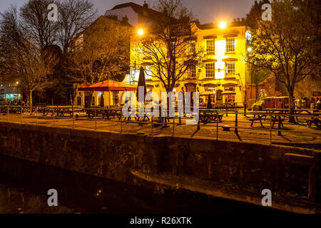 Strauß Pub, Bathurst Becken bei Nacht. Bristol. Großbritannien Stockfoto