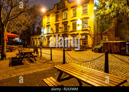 Strauß Pub, Bathurst Becken bei Nacht. Bristol. Großbritannien Stockfoto