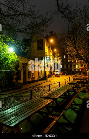 Strauß Pub, Bathurst Becken bei Nacht. Bristol. Großbritannien Stockfoto