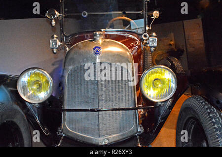 Alte Citroen Typ A 1919, L'Aventure Michelin Museum, Clermont-Ferrand, Puy-de-Dome, Auvergne, Frankreich Stockfoto