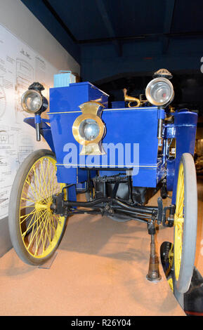 Altes Auto Peugeot 1891, L'Aventure Michelin Museum, Clermont-Ferrand, Auvergne, Massif-Central, Frankreich Stockfoto