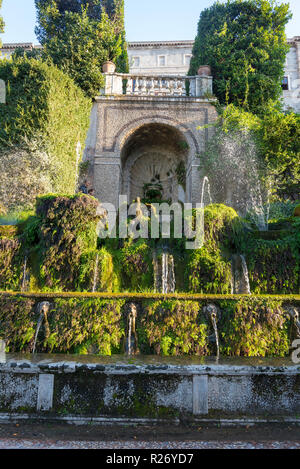 Brunnen in der Villa D'Este in Tivoli an einem sonnigen Sommertag. Die Attraktion der Stadt in Italien. Stockfoto