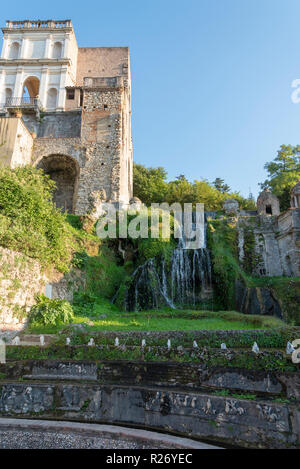 Brunnen in der Villa D'Este in Tivoli an einem sonnigen Sommertag. Die Attraktion der Stadt in Italien. Stockfoto