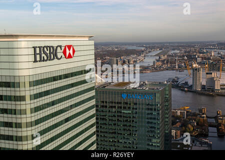 Blick über den Wipfeln der HSBC und Barclays Bank Hauptsitz in Canary Wharf, London, mit dem London City Airport und Themse im Hintergrund Stockfoto