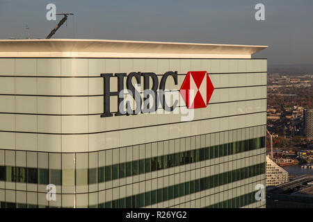 Blick auf die Spitze der HSBC Bank Hauptsitz am 8 Canada Square, Canary Wharf, London, England. Stockfoto