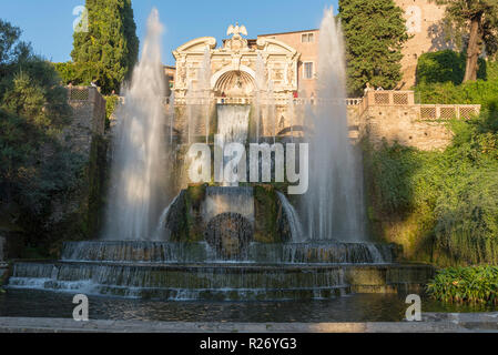 Brunnen in der Villa D'Este in Tivoli an einem sonnigen Sommertag. Die Attraktion der Stadt in Italien. Stockfoto