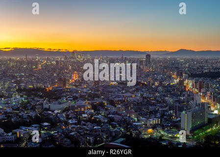 Stadtbild der Stadt Nagoya in Japan in der Abenddämmerung Stockfoto