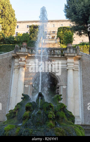 Brunnen in der Villa D'Este in Tivoli an einem sonnigen Sommertag. Die Attraktion der Stadt in Italien. Stockfoto