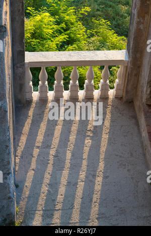 Marmor Geländer in der Villa d'Este in Tivoli. Attraktion von Italien. Stockfoto