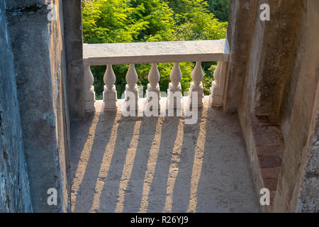 Marmor Geländer in der Villa d'Este in Tivoli. Attraktion von Italien. Stockfoto