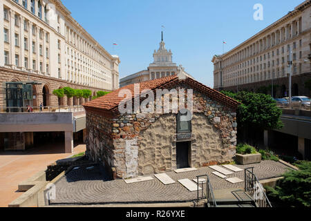 SOFIA, Bulgarien - 25 April 2018: Sveta Petka Samardjiiska Kirche in Independence Square. Stockfoto