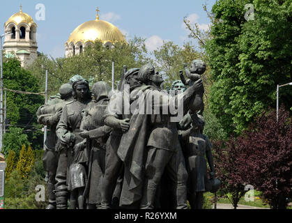 SOFIA, Bulgarien, 26. APRIL 2018: die Rote Armee Denkmal mit der Kathedrale von Saint Alexandar Nevski im Hintergrund in Sofia Stockfoto