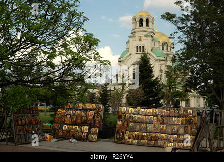 SOFIA, Bulgarien, 25. Mai 2018: Verkauf der heiligen Symbole in der Nähe der Kathedrale des heiligen Alexander Newski Stockfoto