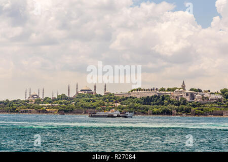 Istanbul, Türkei, Juni 9, 2013: Blick über den Bosporus, der Topkapi Palast, der Hagia Sophia (Hagia Sofia) und die Blaue Moschee. Stockfoto