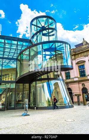 Berlin, 25. Mai 2015: Deutsches Historisches Museum - das Museum der Geschichte von Deutschland, in Berlin armory Gebäude auf Unter den Linden entfernt. Stockfoto