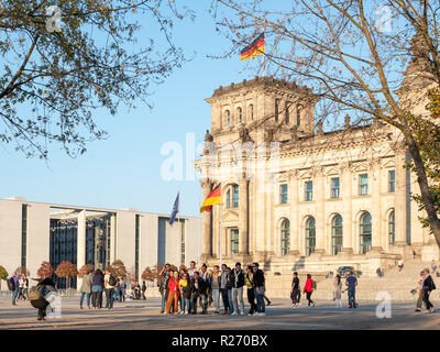 BERLIN, DEUTSCHLAND - 14. OKTOBER 2018: Touristen vor dem Reichstag in Berlin, Deutschland Stockfoto