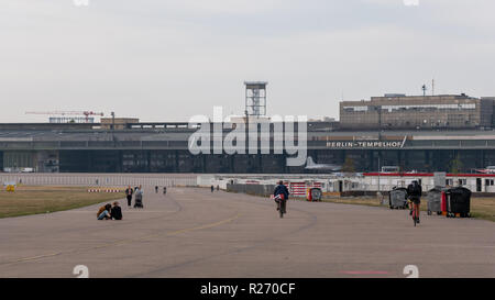 BERLIN, DEUTSCHLAND - 10. OKTOBER 2018: die ehemaligen Terminal Gebäude im Öffentlichen City Park Tempelhofer Feld, ehemaligen Flughafen Tempelhof in Berlin, Deutschland Stockfoto