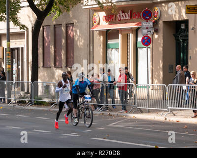 BERLIN, DEUTSCHLAND - 16. SEPTEMBER 2018: kenianische Langstreckenläuferin Eliud Kipchoge läuft Weltrekord am Berlin Marathon 2018 in Berlin, Deutschland Stockfoto