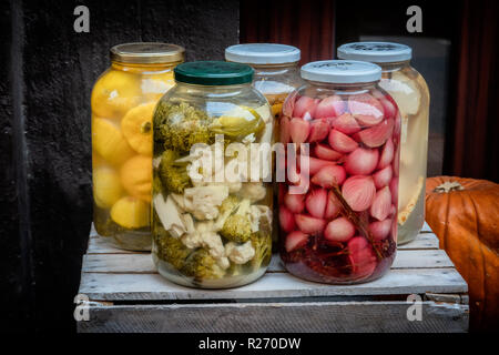 Fermentiertes Gemüse in großen Gläsern Stockfoto