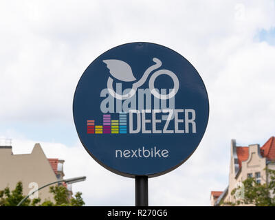 BERLIN, DEUTSCHLAND - 10. AUGUST 2018: Öffentliche Bike Sharing Service Provider: Nahaufnahme einer Deezer Nextbike-Logo an einer Vermietstation in Berlin, Deutschland Stockfoto