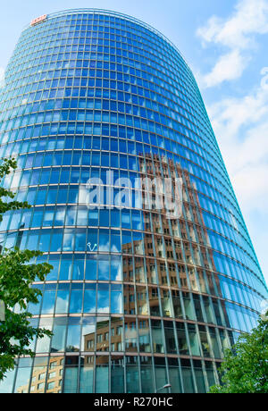 Berlin, Deutschland, 25. Mai 2015: DB-Hochhaus in Berlin. Berlin - die größte wirtschaftliche und finanzielle Zentrum nicht nur Deutschland, sondern auch die EU als whol Stockfoto