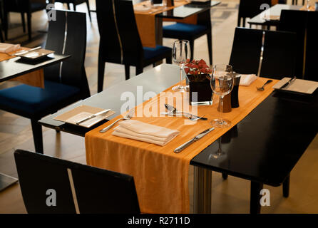 Fragment des Interieur im Restaurant mit Tischen Stockfoto