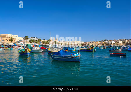 Marxaslokk Hafen mit traditionellen maltesischen eyed Boote - luzzu auf dem hellen, sonnigen Tag. Stockfoto