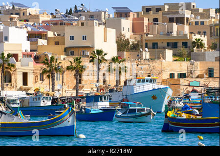 Marxaslokk Hafen mit traditionellen maltesischen eyed Boote - luzzu auf dem hellen, sonnigen Tag. Stockfoto