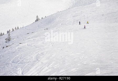 Junge Snowboarder auf der Piste in den hohen Bergen. Winter Hintergrund mit Schnee Spuren und Copyspace Stockfoto
