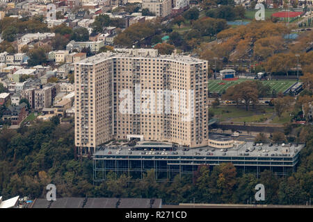 Helikopter Luftbild der Dorischen Apartment bei 100 Manhattan Avenue Komplex, Union City, New Jersey, USA Stockfoto