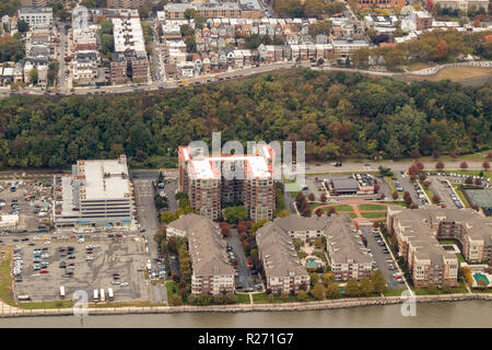 Helikopter Luftbild des Wohnblocks am 23 Avenue, Port Imperial, West New York, New Jersey, USA Stockfoto