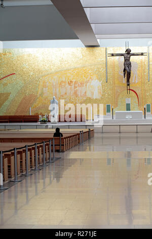 Innenraum der neuen Kirche der Heiligen Dreifaltigkeit in Fatima ('Igreja da Santissima Trindade"), Portugal Stockfoto