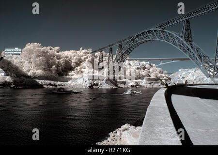 Infrarot Landschaft von Porto Sehen der alten Iron Bridge und Fahrgastschiff Stockfoto