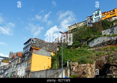 Typische Häuser von Porto zu sehen, im Hintergrund die alte Granit mittelalterlichen Stadtmauer mit Turm und Zinnen gegen den schönen blauen Himmel Stockfoto