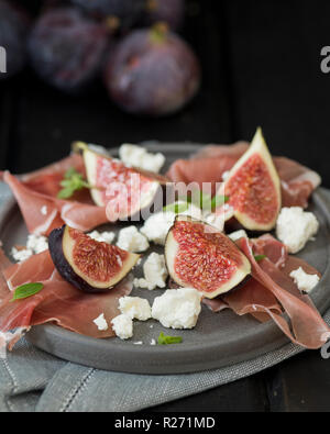 Abb. Salat mit Feta und Parmaschinken Stockfoto