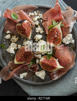 Feta und Feigen und Parmaschinken Salat Stockfoto