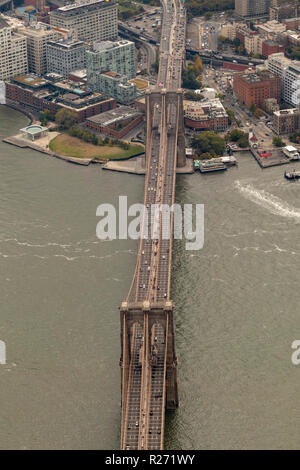 Helikopter Luftbild von Brooklyn Bridge, New York, USA Stockfoto