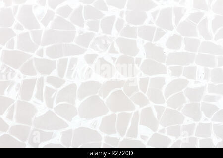 Gebrochene Glas der Windschutzscheibe Textur auf einem grauen Hintergrund. Zerbrochenes Glas mit weißen Risse. Stockfoto