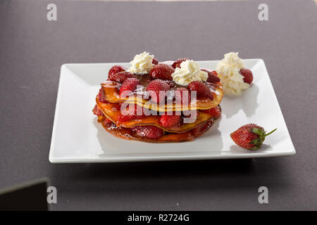 Bild Ergebnis für White Chocolate coconut pancakes Richtungen machen einen Brunnen in der Mitte und Gießen in der Milch, Ei und zerlassene Butter; Mischung bis glatt. Stockfoto