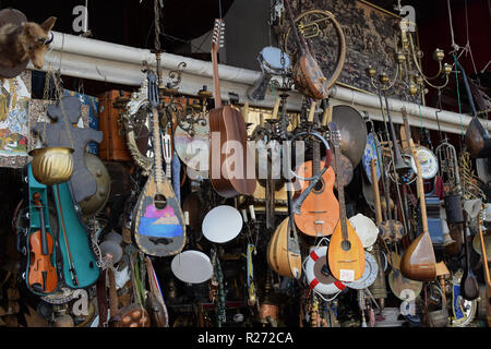 Athen, Griechenland - 29 AUGUST 2018: Vintage Musikinstrumente und antike Objekte an traditionelle Flohmarkt speichern. Stockfoto