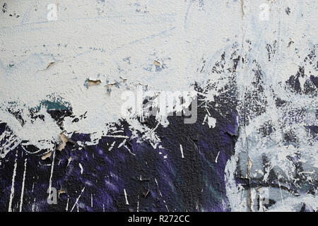 Blaue Wand mit weißer Farbe verschmiert. Zusammenfassung Hintergrund. Stockfoto