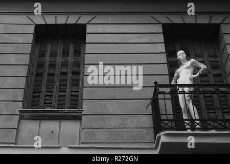 Mannequin auf dem Balkon des verlassenen Hauses. Schwarz und Weiß. Stockfoto