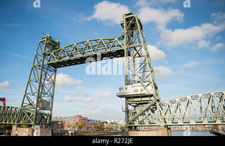 Monumentale Koningshaven Eisenbahnbrücke (de Hef) in Rotterdam. Stockfoto